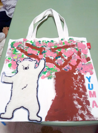桜に見とれた熊